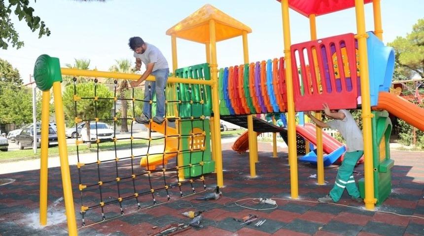 Burhaniye Belediyesi İl&ccedil;eyi Modern Parklarla Donatıyor