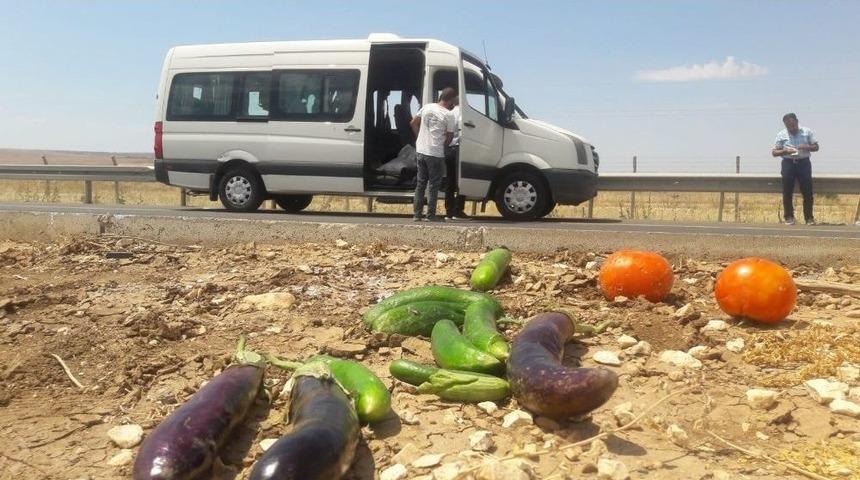 Şanlıurfa&rsquo;da Yolcu Minib&uuml;s&uuml; Devrildi: 14 Yaralı