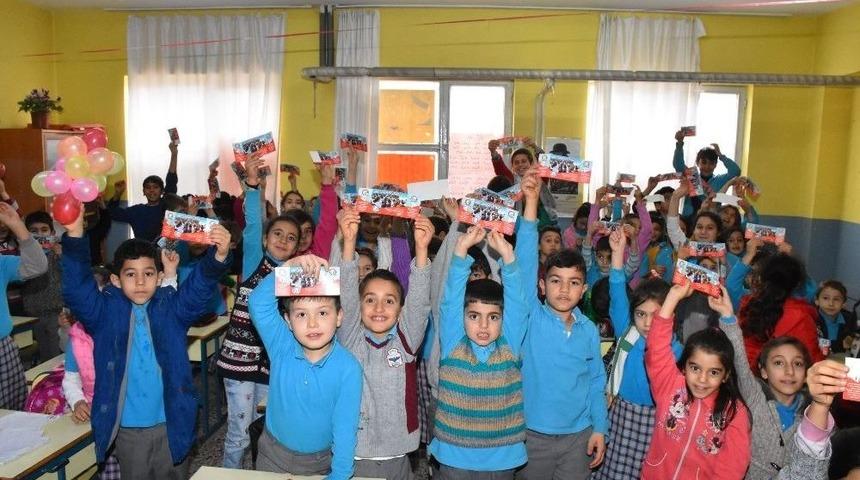 20 Bin &Ouml;ğrenciye Lunapak Bileti Hediye Etti