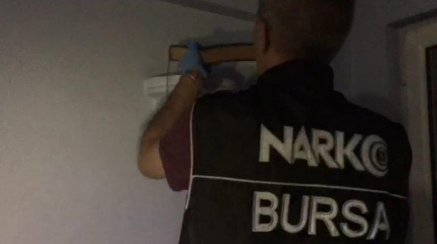 Ruhsatsız Silahı Kur&rsquo;an-ı Kerimin Altında Sakladılar