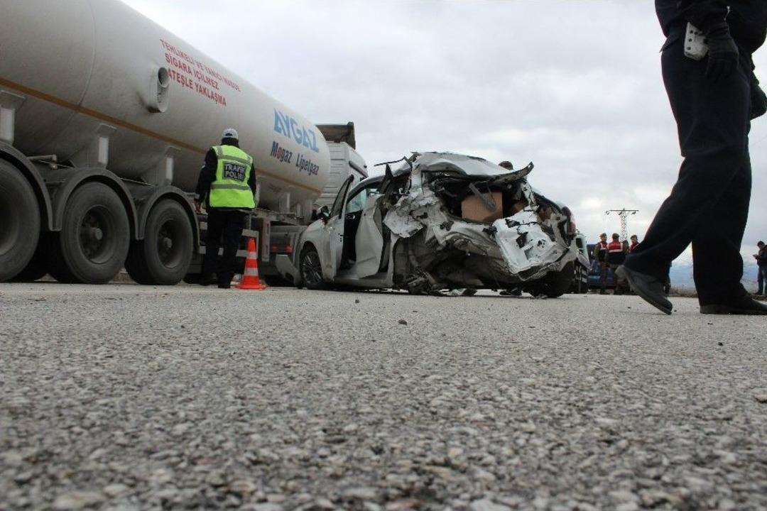 Sandıklı&rsquo;da Askeri Kamyon Otomobile Arkadan &Ccedil;arptı: 1 &Ouml;l&uuml;