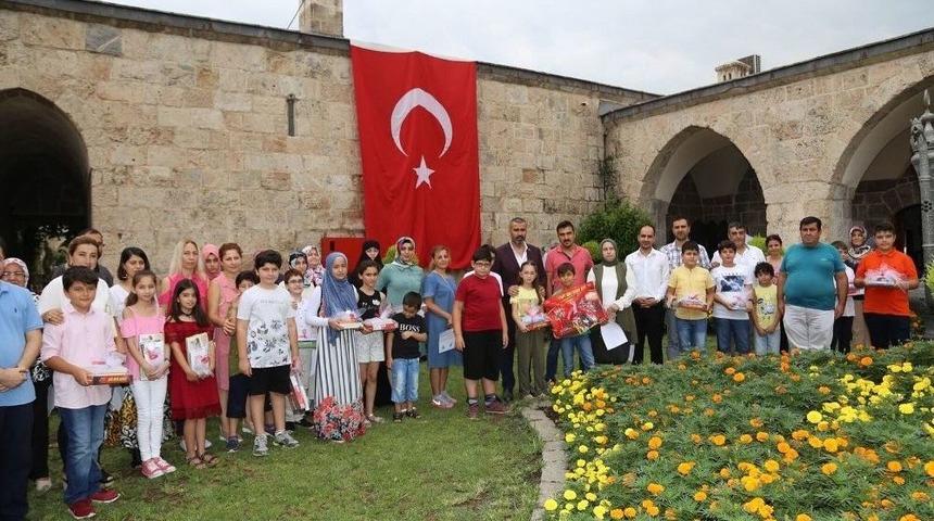 Aynı Kitabı Okuyarak Sınavda Birinci Olan Veli Ve &Ouml;ğrencilere &Ouml;d&uuml;l