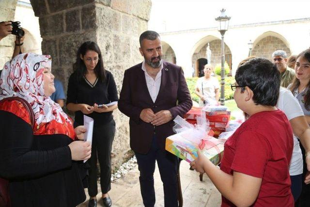 Aynı Kitabı Okuyarak Sınavda Birinci Olan Veli Ve Öğrencilere Ödül