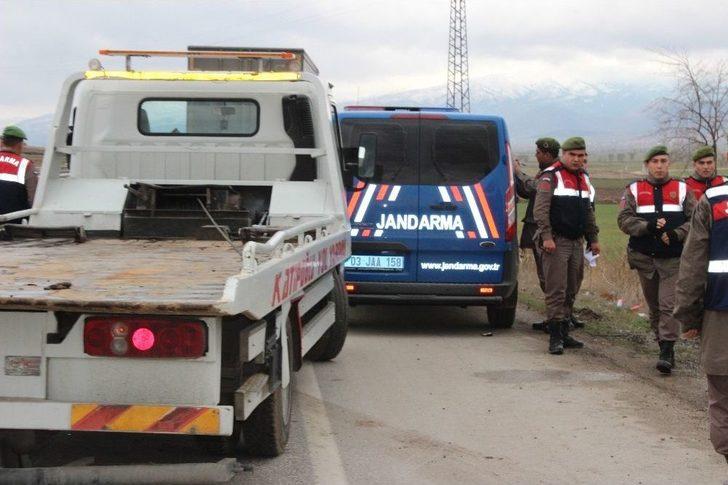 Sandıklı’da Askeri Kamyon Otomobile Arkadan Çarptı: 1 Ölü G4