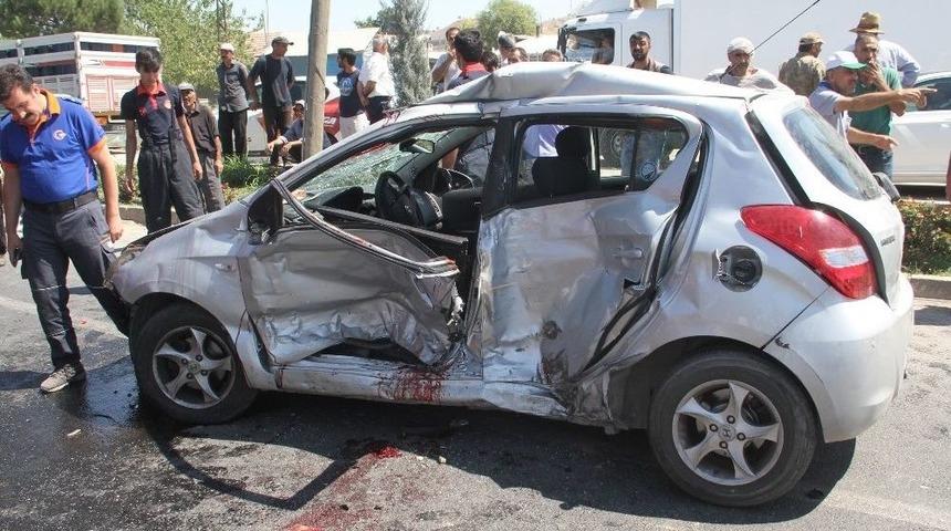 Elazığ&rsquo;daki Kazada Hurdaya D&ouml;nen Otomobilin S&uuml;r&uuml;c&uuml;s&uuml; Yaşamını Yitirdi