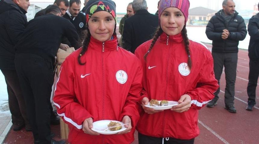 Gen&ccedil;lik Spor İl M&uuml;d&uuml;r&uuml; Alp&rsquo;ten Sporculara Tatlı Ziyafeti