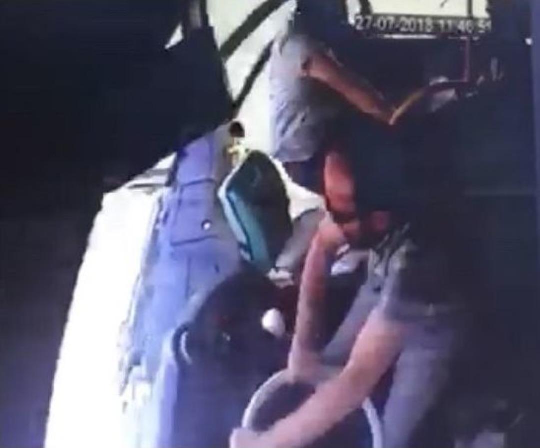 Yolcular Otob&uuml;s&uuml;n İ&ccedil;erisinde Savrularak, Kapıdan Yola Fırladı