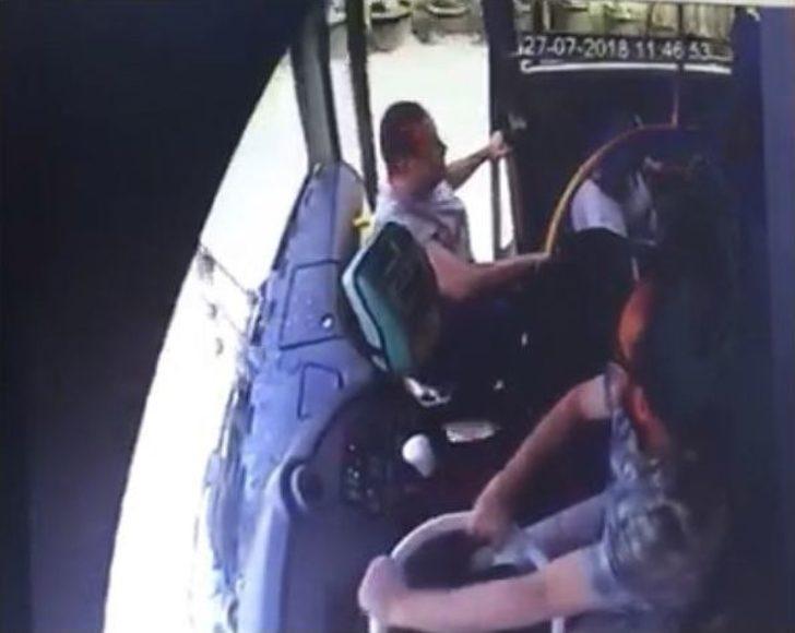 Yolcular Otobüsün İçerisinde Savrularak, Kapıdan Yola Fırladı G1