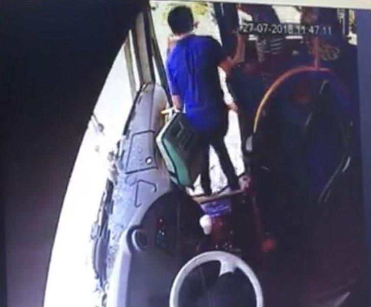 Yolcular Otobüsün İçerisinde Savrularak, Kapıdan Yola Fırladı G2