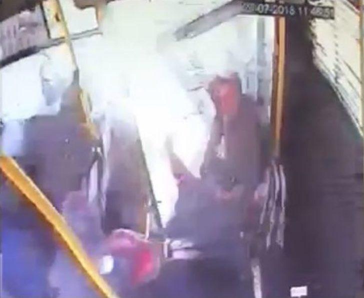 Yolcular Otobüsün İçerisinde Savrularak, Kapıdan Yola Fırladı G3