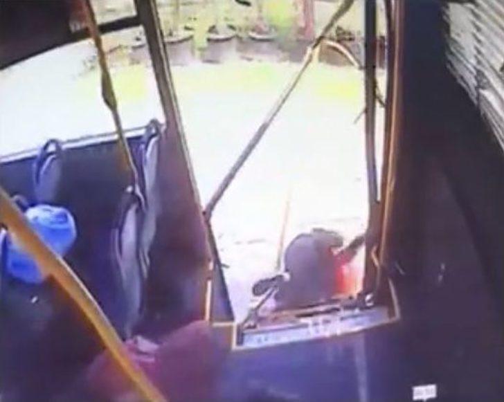 Yolcular Otobüsün İçerisinde Savrularak, Kapıdan Yola Fırladı G4