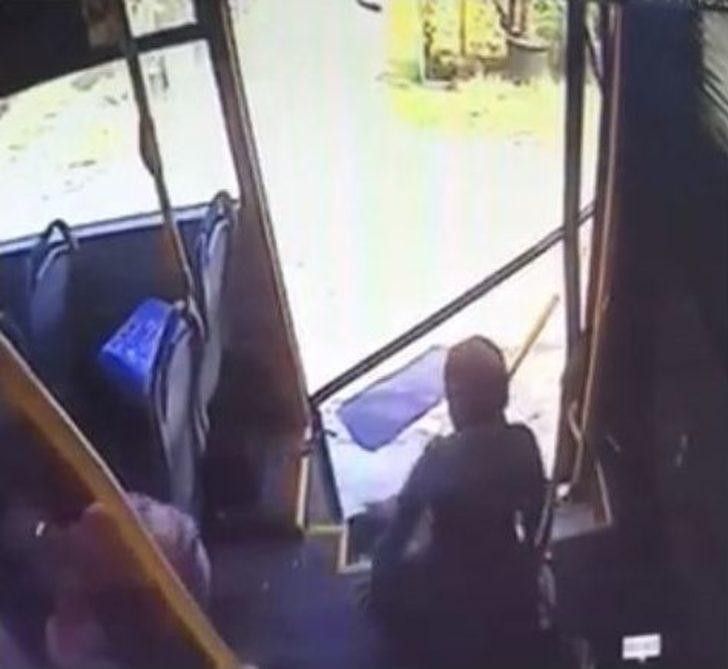 Yolcular Otobüsün İçerisinde Savrularak, Kapıdan Yola Fırladı G5