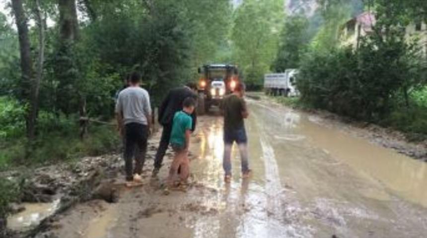 Yoğun Yağmur Mudurnu&rsquo;da K&ouml;y Yollarını Vurdu