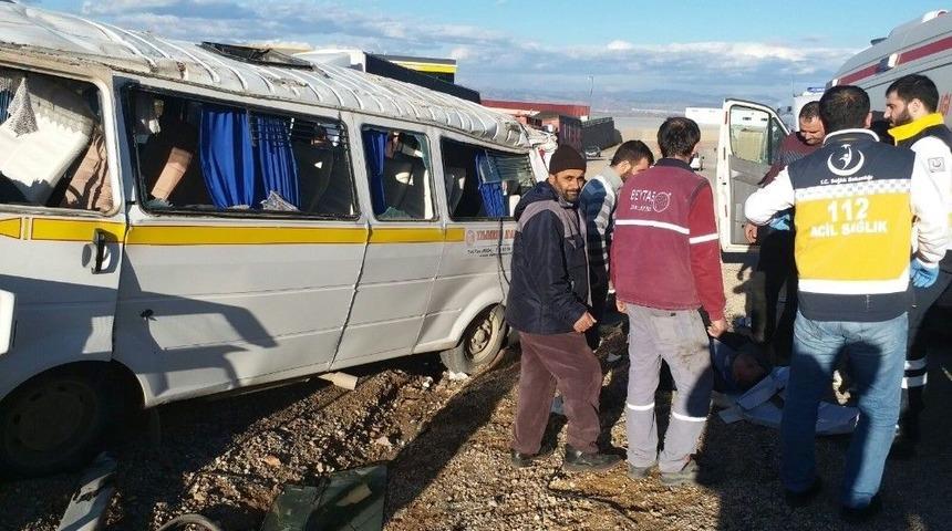Bursa&rsquo;da Servis Minib&uuml;s&uuml;n&uuml;n Taklalar Attığı Can Pazarı Kamerada...