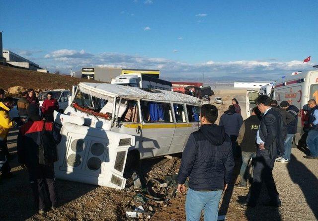 Bursa’da Servis Minibüsünün Taklalar Attığı Can Pazarı Kamerada...