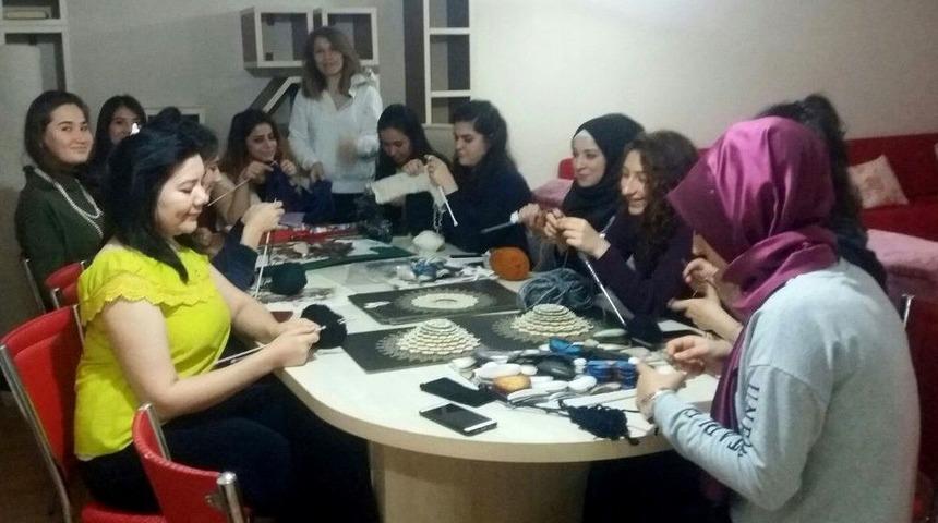 Yabancı &Ouml;ğrenciler &Ouml;rg&uuml; &Ouml;rmeyi &Ouml;ğreniyor