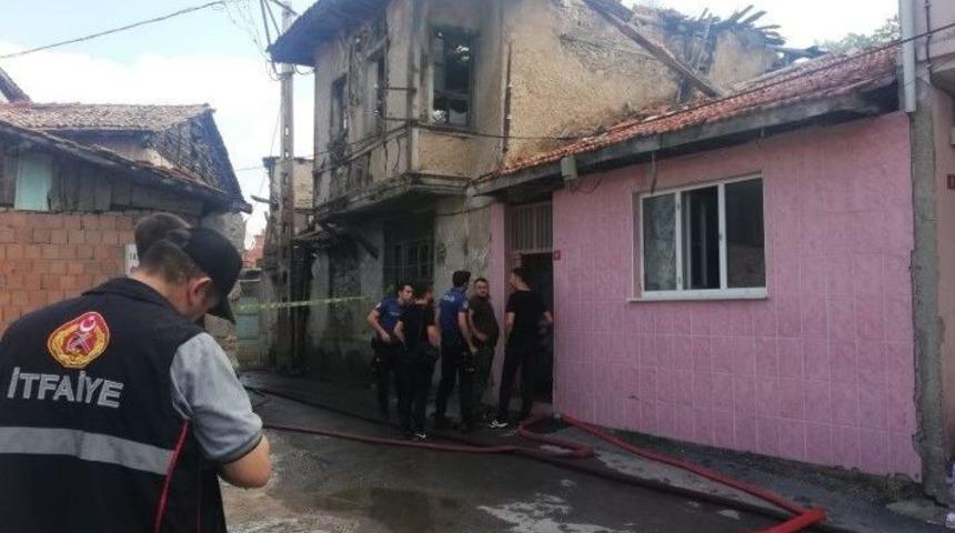 Tavşanlı&rsquo;da İki Katlı Ahşap Evde Yangın