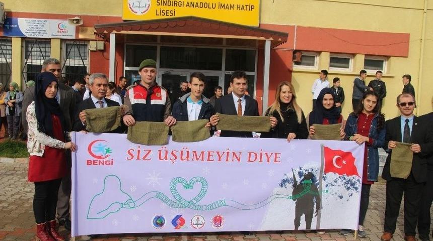 Öğrenciler Askerlere Atkı Ördü