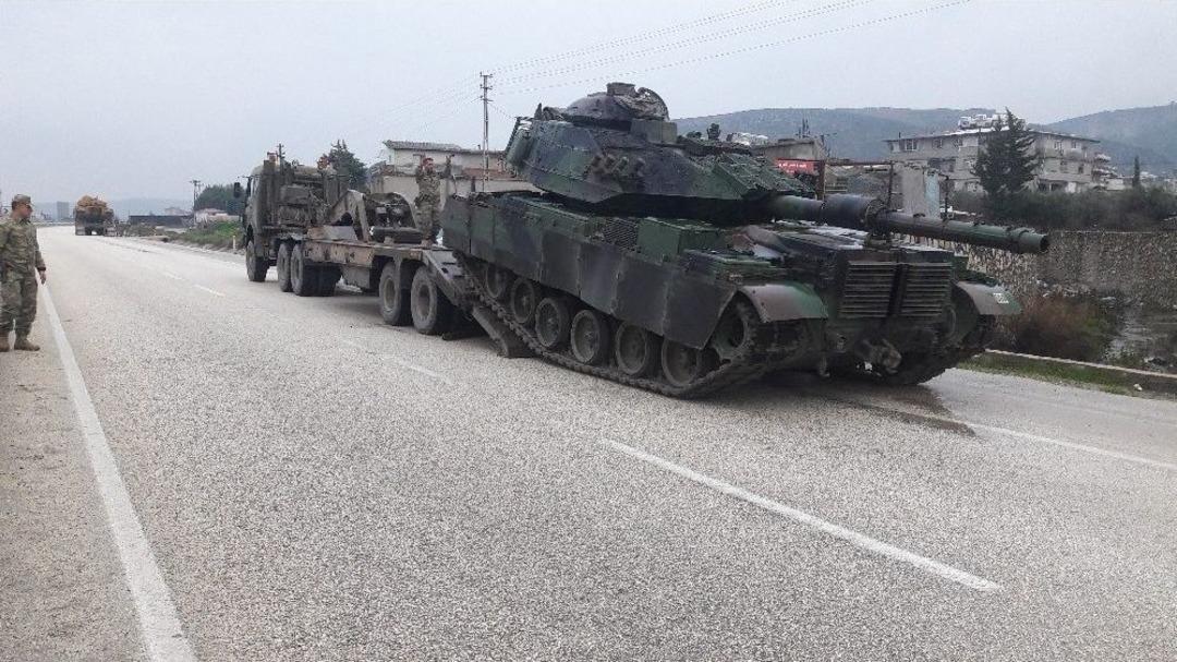 Hatay&rsquo;da Sınıra Askeri Ara&ccedil; Sevkiyatı S&uuml;r&uuml;yor