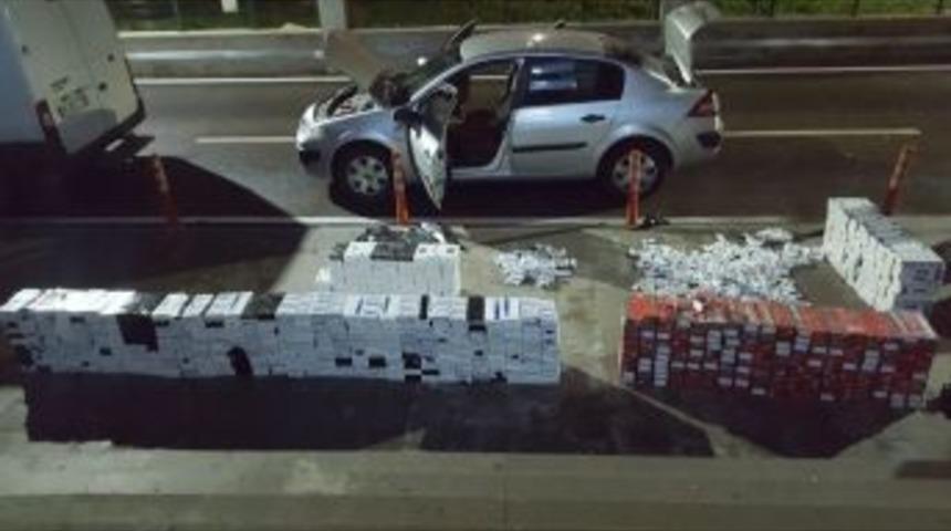 Otomobilden Ka&ccedil;ak Sigara Fışkırdı