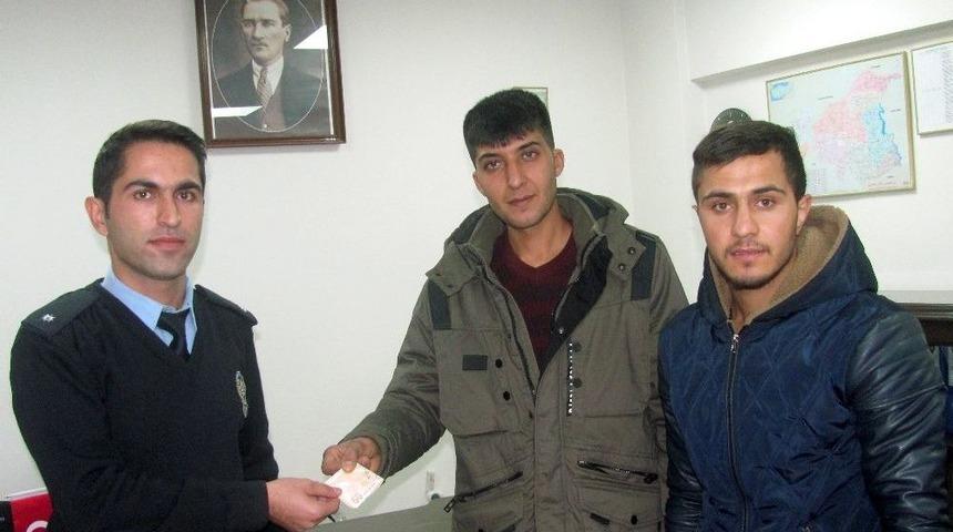 Gen&ccedil;ler Caddede Buldukları Parayı Emniyete Teslim Etti