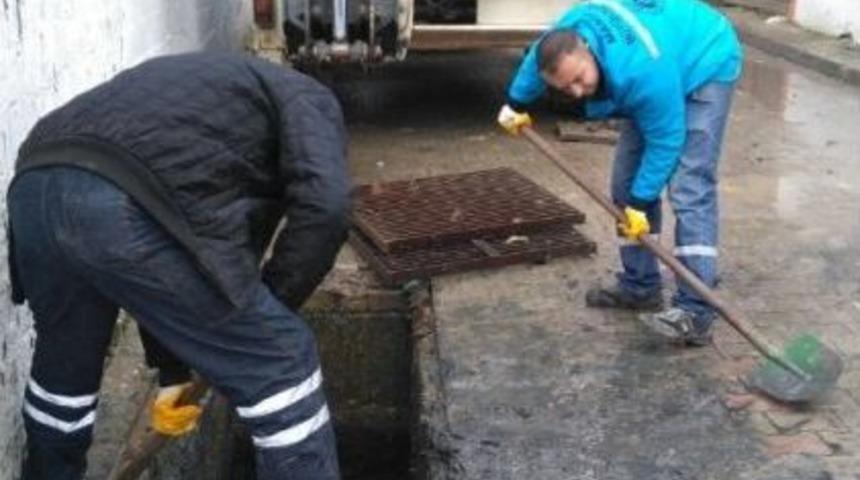 Kırkağa&ccedil;&rsquo;ta Yağmur Suyu Izgaralarına Temizlik