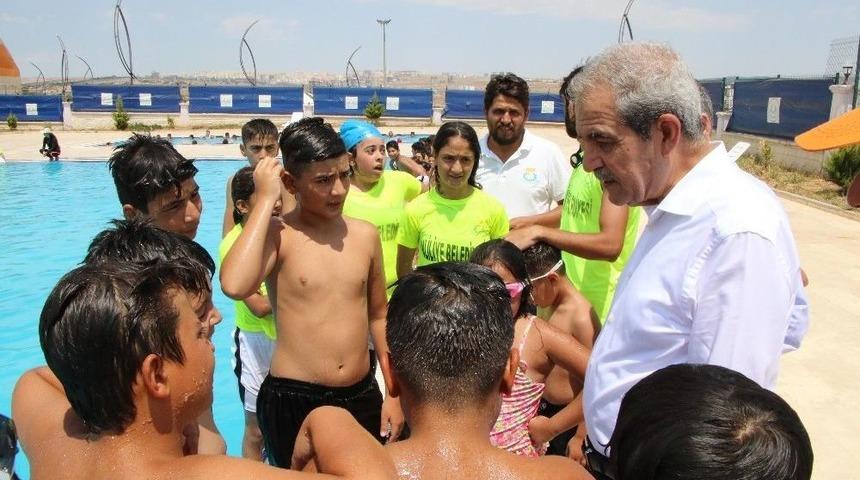 Demirkol, Yüzme Kursundaki Gençlerle Buluştu