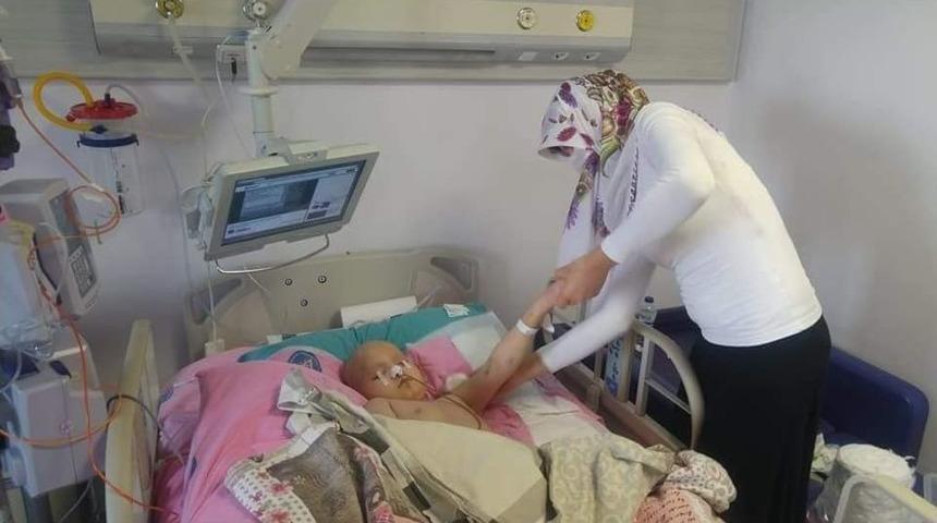 Beyin Sapındaki T&uuml;m&ouml;r Patlayan Minik R&uuml;meysa Yaşam Savaşı Veriyor