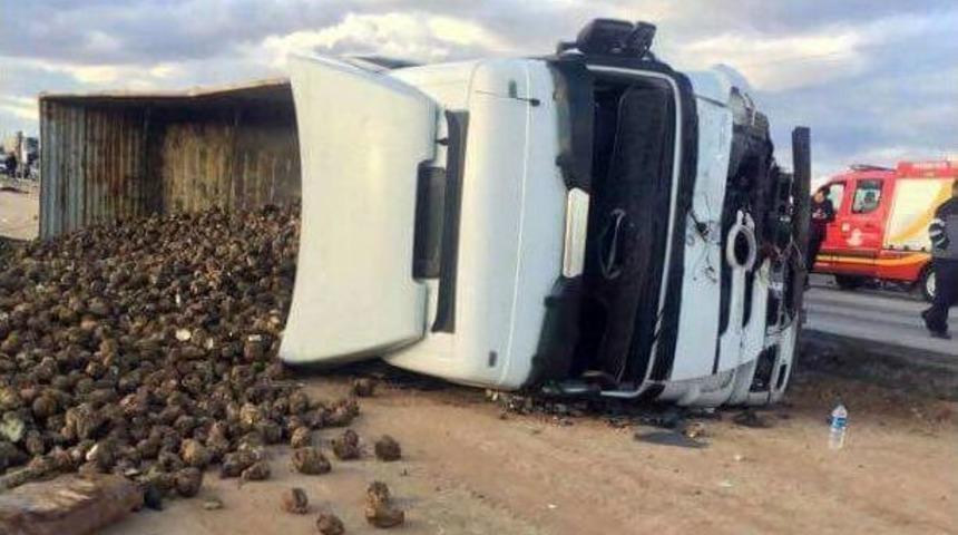 Konya&rsquo;da Otomobil İle Pancar Y&uuml;kl&uuml; Tır &Ccedil;arpıştı: 4 &Ouml;l&uuml;