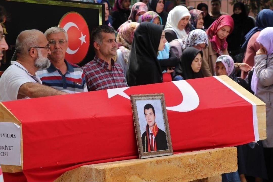 Yıldırım D&uuml;şmesi Sonucu Hayatını Kaybeden Gen&ccedil; Savcı Son Yolcuğuna Uğurlandı