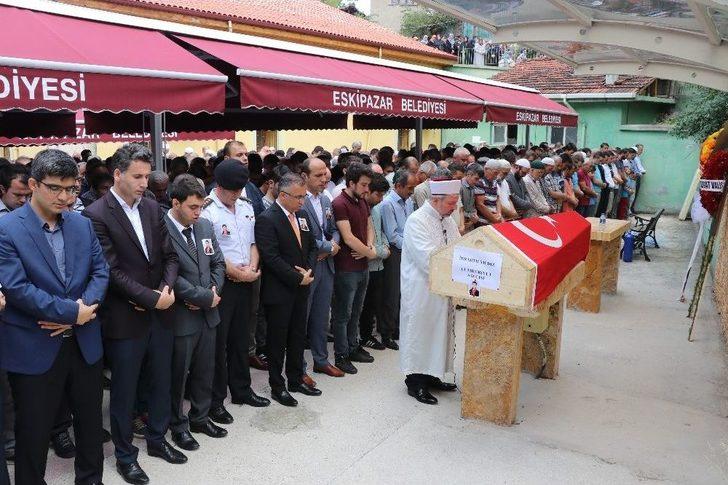 Yıldırım Düşmesi Sonucu Hayatını Kaybeden Genç Savcı Son Yolcuğuna Uğurlandı G1