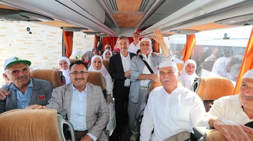 Tahmazoğlu, Hacı Adaylarını Kutsal Topraklara Uğurladı