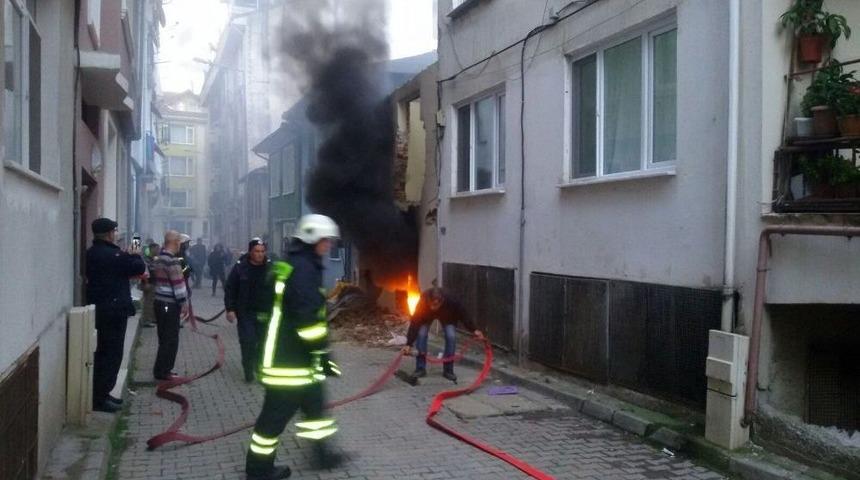 Metruk Binada &Ccedil;ıkan Yangın İtfaiye Tarafından S&ouml;nd&uuml;r&uuml;ld&uuml;