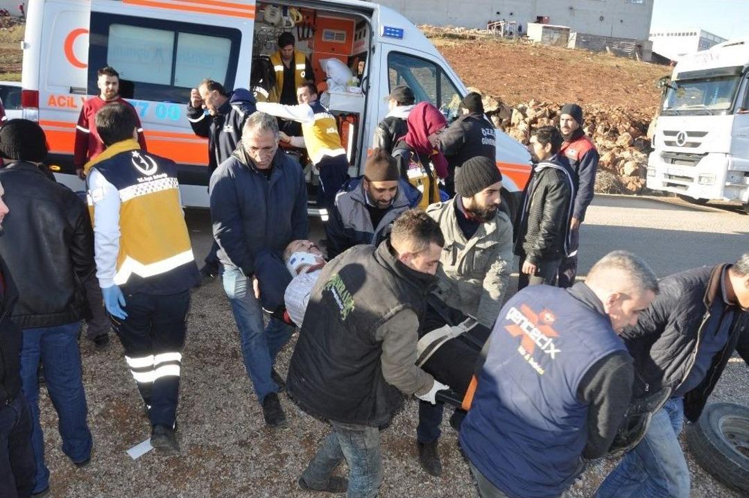 Otomobille Servis Aracı &Ccedil;arpıştı: 9 Yaralı