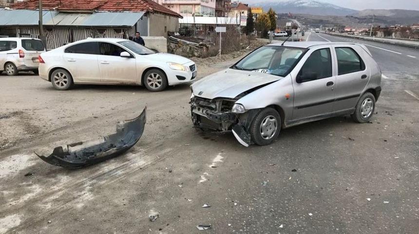 Denizli&rsquo;de Kontrols&uuml;z Kavşakta Tır İle Otomobil &Ccedil;arpıştı: 2 Yaralı