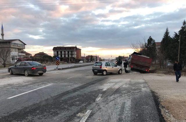 Denizli’de Kontrolsüz Kavşakta Tır İle Otomobil Çarpıştı: 2 Yaralı