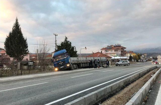 Denizli’de Kontrolsüz Kavşakta Tır İle Otomobil Çarpıştı: 2 Yaralı