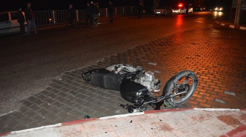 Motosiklet İle Otomobil &Ccedil;arpıştı: 2 Yaralı