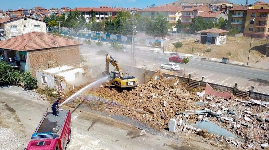 Sel&ccedil;uklu Mahallesinde Yolda Kalan &Uuml;&ccedil; Yapının Yıkımı Ger&ccedil;ekleşti