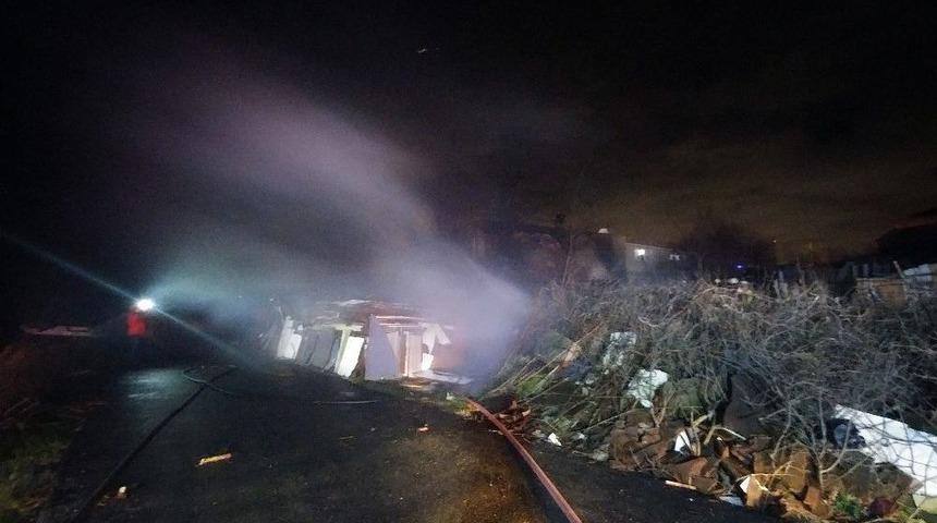 Sultangazi&rsquo;de Odunlukta &Ccedil;ıkan Yangında K&uuml;mes Hayvanları Telef Oldu