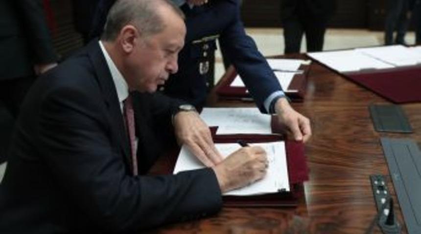Cumhurbaşkanı Erdoğan Başkanlığında Cumhurbaşkanlığı K&uuml;lliyesinde Yapılan Yaş Toplantısı Sona Erdi. Toplantı 2,5 Saat S&uuml;rd&uuml;.