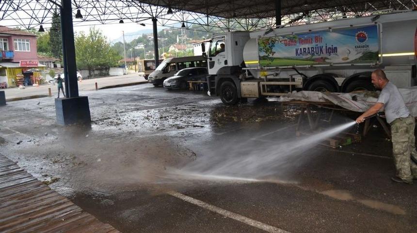 Karab&uuml;k Belediyesi &Ccedil;evre Temizliğine Devam Ediyor