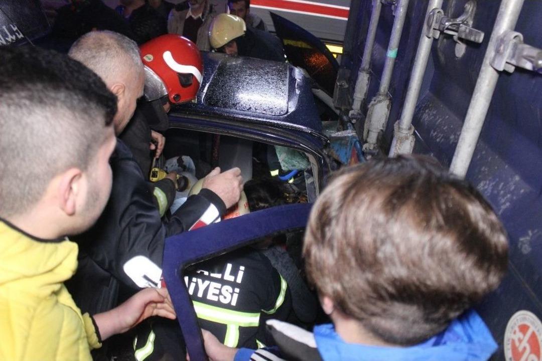 Otomobil Tıra Arkadan &Ccedil;arptı: 2&rsquo;si Ağır 4 Yaralı