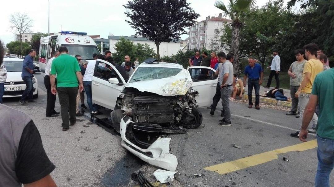 Ordu&rsquo;da Ticari Taksi İle Otomobil &Ccedil;arpıştı: 8 Yaralı