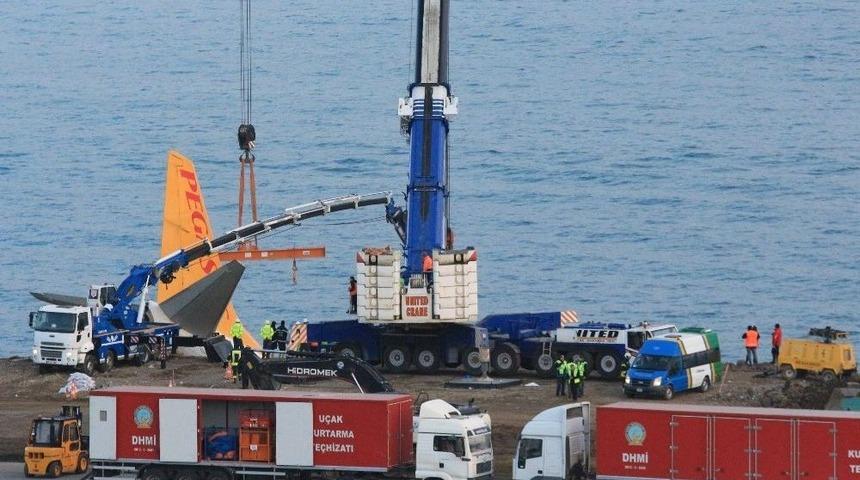 Trabzon’da Pistten Çıkan Uçağı Kurtarma Çalışmaları Devam Ediyor