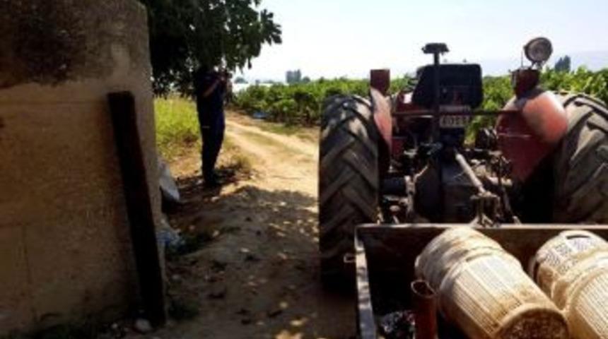 Eşinin Kullandığı Trakt&ouml;r&uuml;n Altında Kaldı