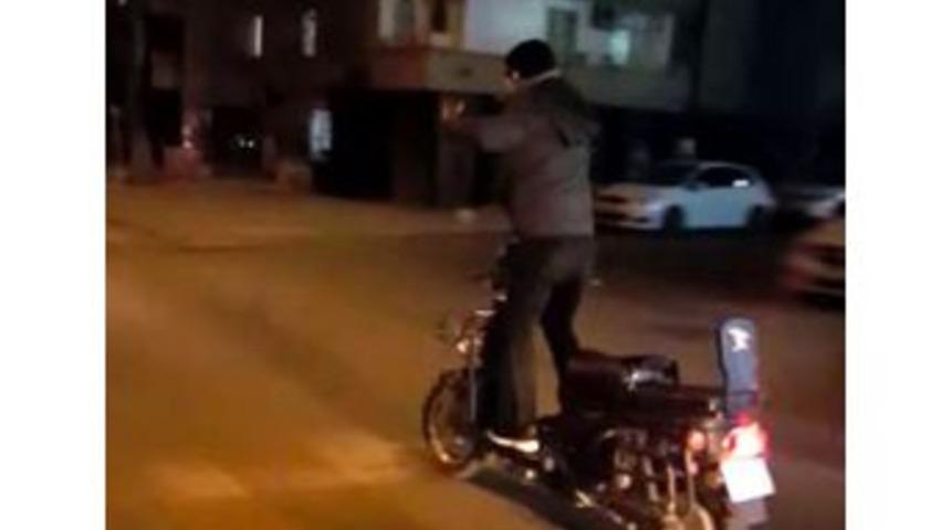 Motosikletle Seyir Halindeyken Ayağa Kalktı