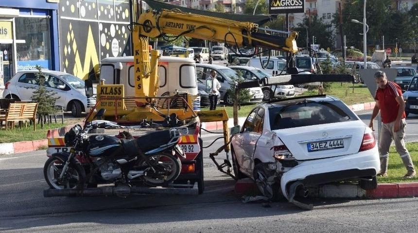 Hafif Ticari Ara&ccedil; İle Otomobil &Ccedil;arpıştı: 2 Yaralı