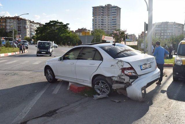 Hafif Ticari Araç İle Otomobil Çarpıştı: 2 Yaralı