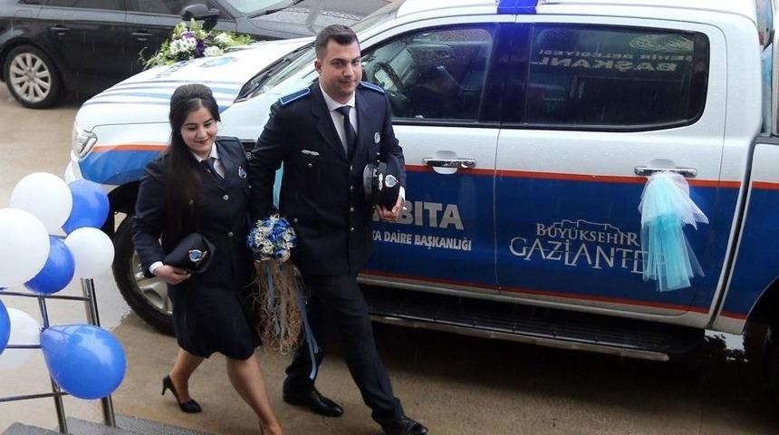 Nikahlarında &Uuml;niformalarını Giyen &Ccedil;iftin Gelin Arabası Da Zabıta Aracı Oldu
